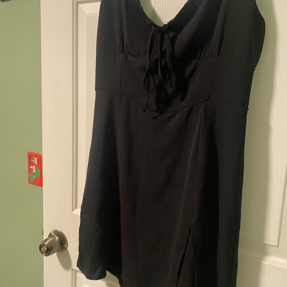 Elegant Black Sleeveless Dress - Picture 2 of 4